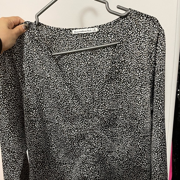 Size XL but fits medium - Picture 3 of 4